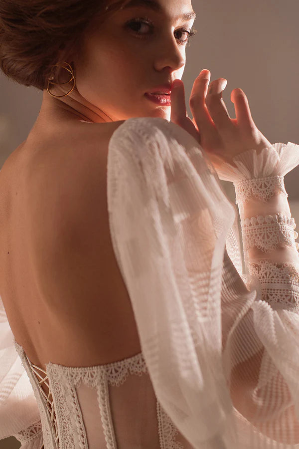 Abito da sposa bohémien in pizzo con scollo a cuore e maniche lunghe